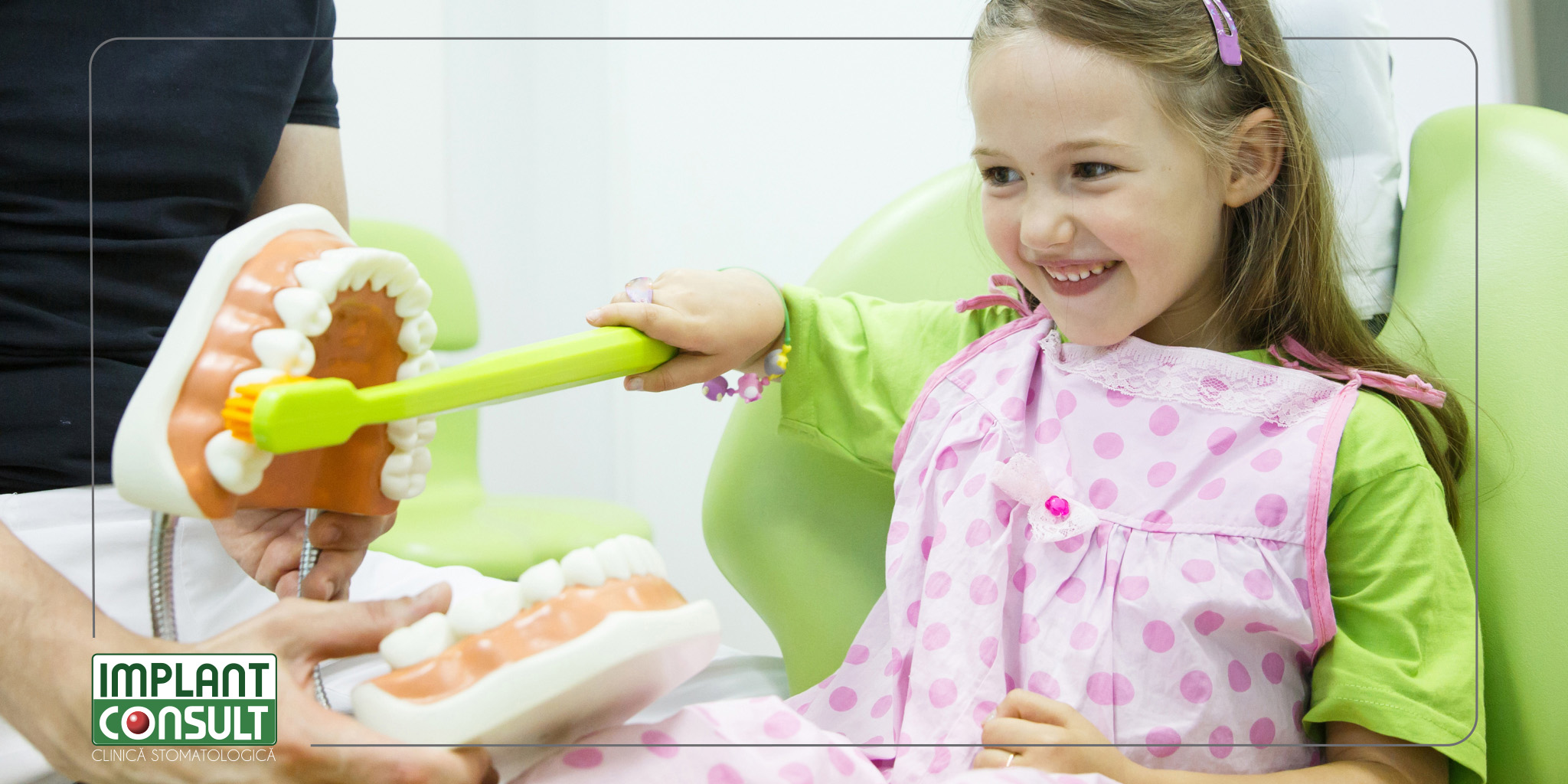 La ce vârstă este recomandată prima vizită la dentist a copilului?